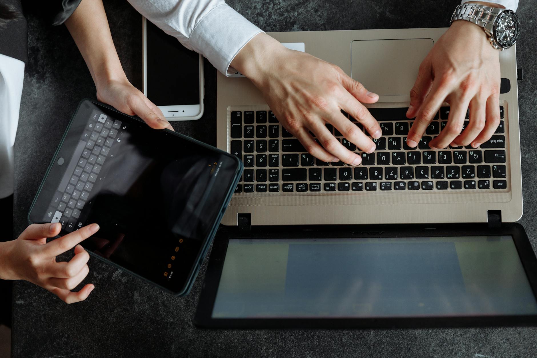 Teknologi digital mentransformasi dunia, menghubungkan semua orang melalui internet dan inovasi.